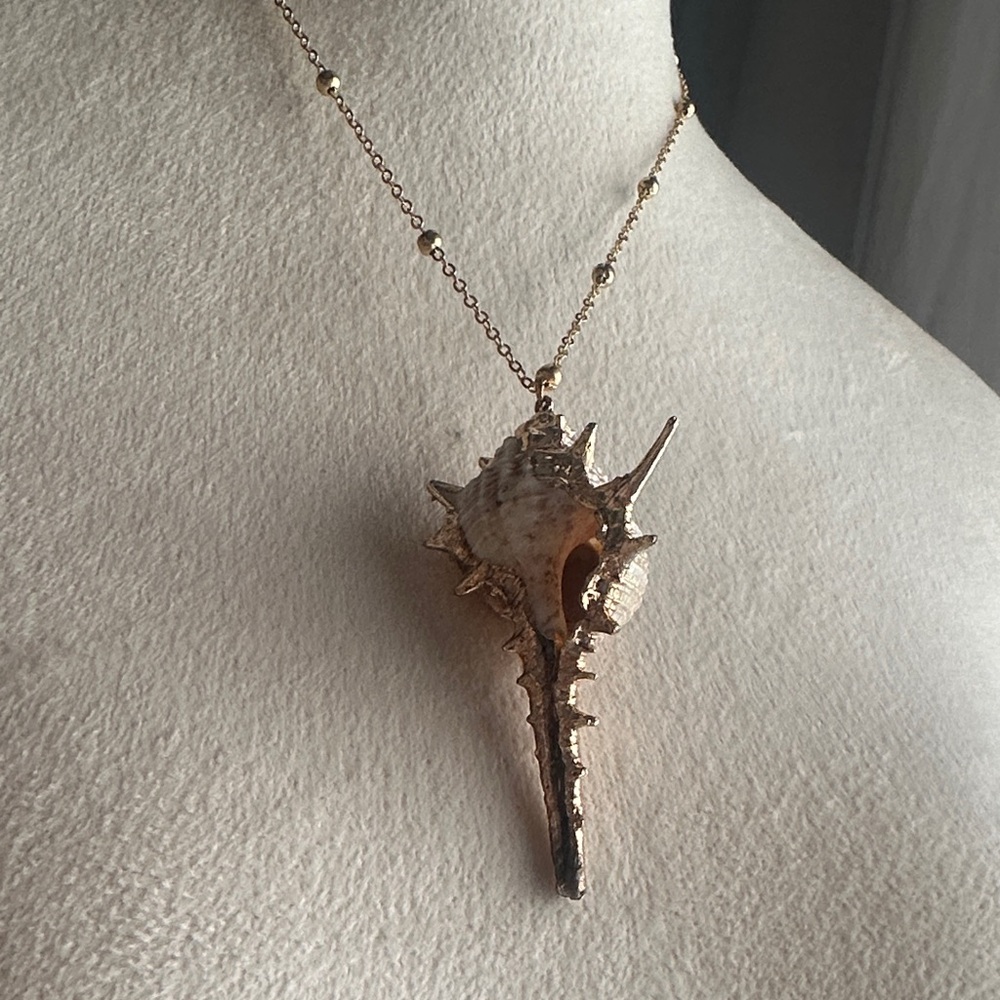Statement Gold Shell Pendant Necklace - image 4